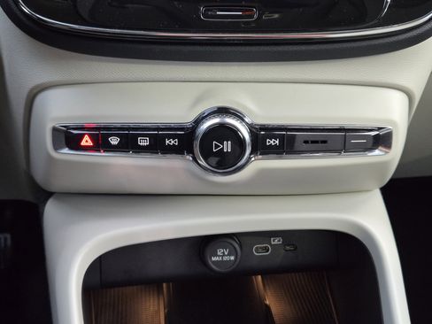 Used 2025 Volvo XC40 B5 Plus w/ Protection Package Premier image 23