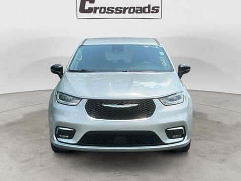 Used 2024 Chrysler Pacifica Touring-L FWD image 8