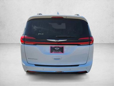 Used 2021 Chrysler Pacifica Touring-L FWD image 7
