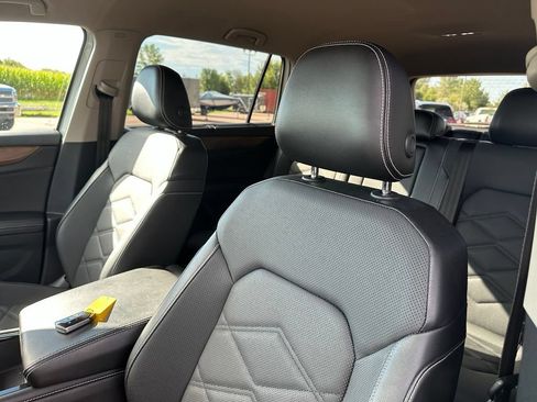 Used 2024 Volkswagen Atlas SE AWD/4WD image 14