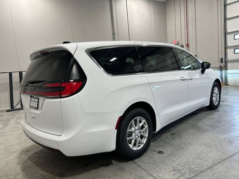 New 2027 Chrysler Pacifica Select FWD image 6