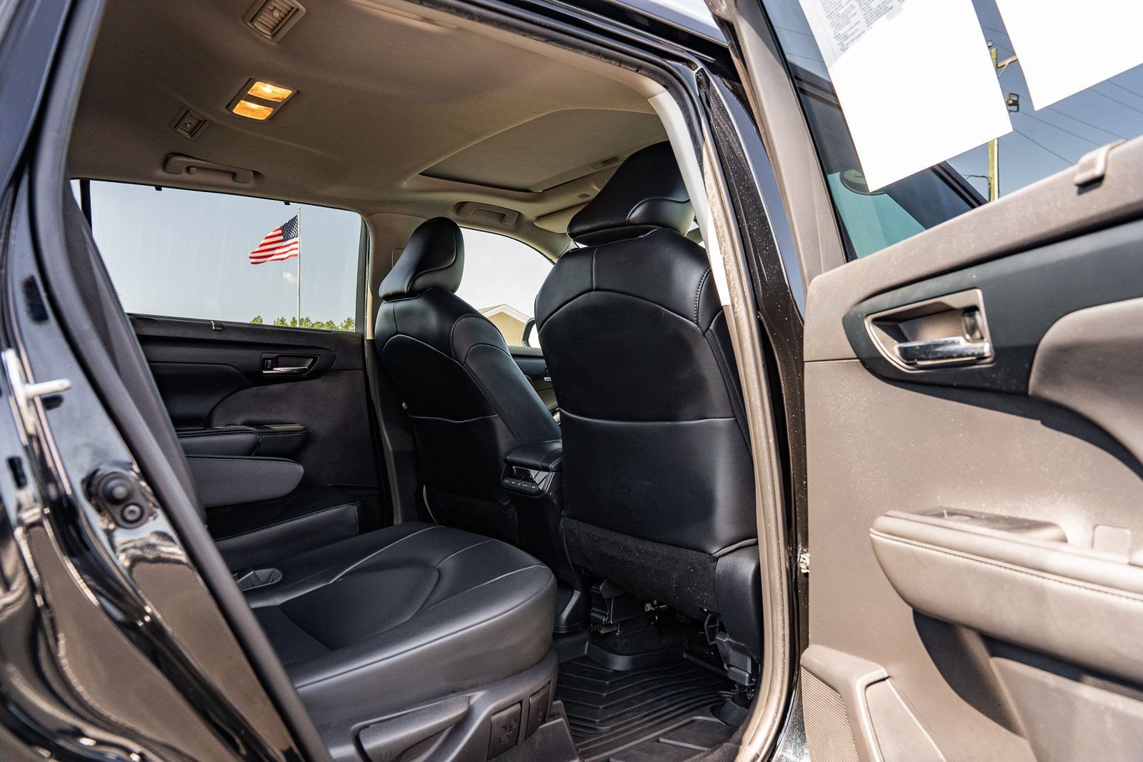 Used 2022 Toyota Highlander XLE FWD image 13