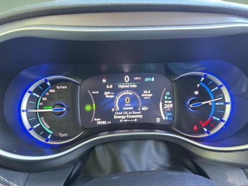 Used 2024 Chrysler Pacifica Limited FWD image 19