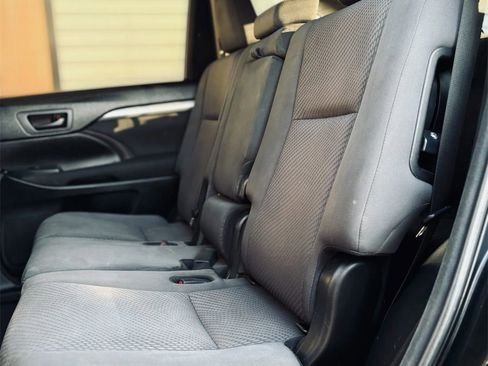 Used 2017 Toyota Highlander LE image 12