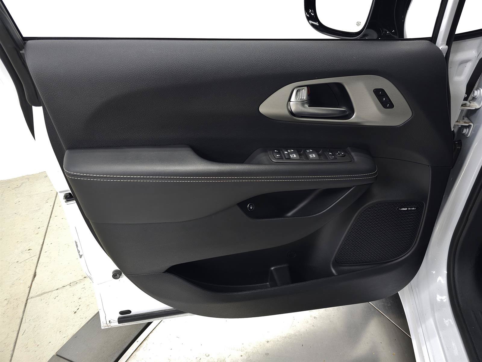 Used 2024 Chrysler Pacifica Premium FWD image 13