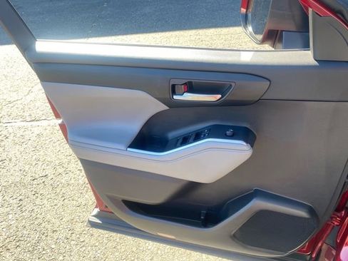 Used 2020 Toyota Highlander XLE image 23