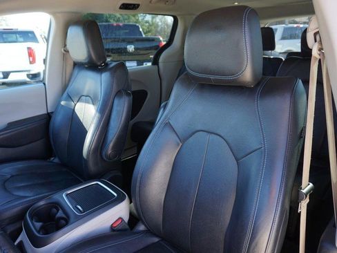 Used 2021 Chrysler Pacifica Touring-L image 22