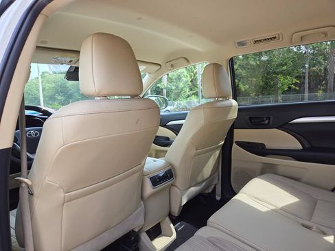 Certified 2019 Toyota Highlander Plus FWD image 25