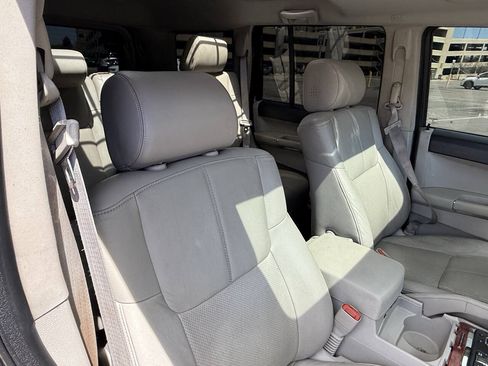 Used 2006 Jeep Commander Limited w/ Trailer Tow Group IV AWD/4WD image 28