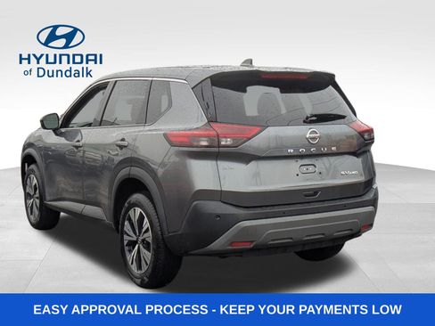 Used 2021 Nissan Rogue SV image 3