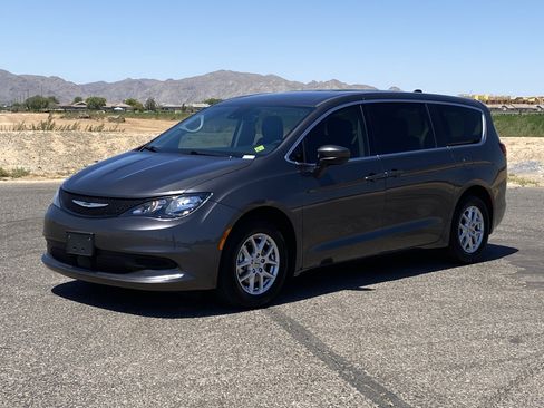 Used 2023 Chrysler Voyager LX FWD image 7