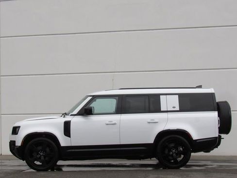 Used 2024 Land Rover Defender 130 X-Dynamic SE AWD/4WD image 4