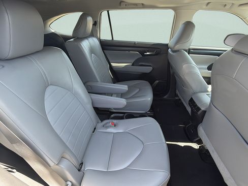 Used 2022 Toyota Highlander XLE FWD image 12