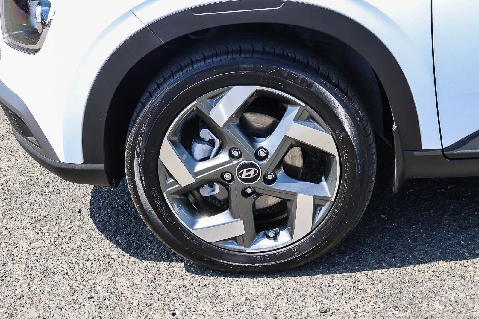 Used 2024 Hyundai Venue SEL FWD image 14