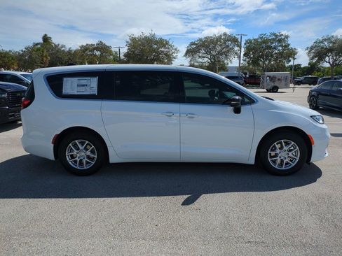New 2026 Chrysler Pacifica Select FWD image 4