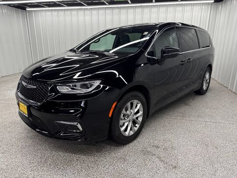 Used 2026 Chrysler Pacifica Limited w/ Uconnect Theater Family Group FWD image 3