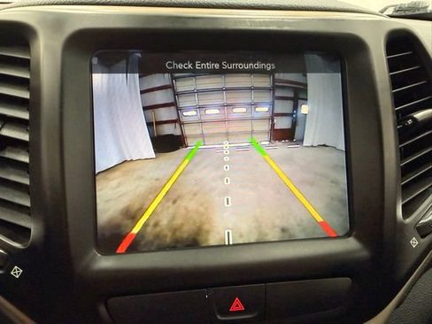 Used 2017 Jeep Cherokee Latitude w/ Cold Weather Group AWD/4WD image 20