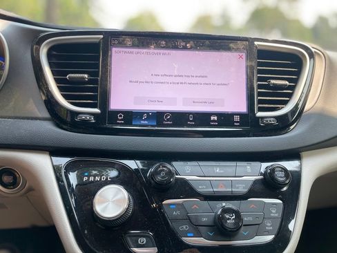 Used 2022 Chrysler Pacifica Touring-L FWD image 19