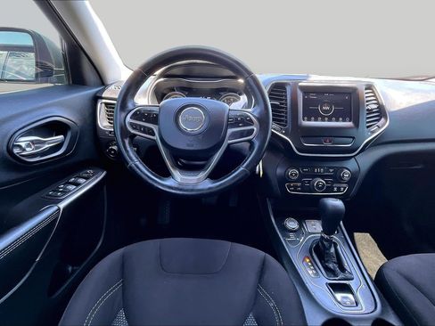 Used 2019 Jeep Cherokee Latitude w/ Cold Weather Group AWD/4WD image 5