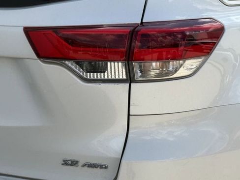 Used 2017 Toyota Highlander SE w/ Carpet Mat Package image 6