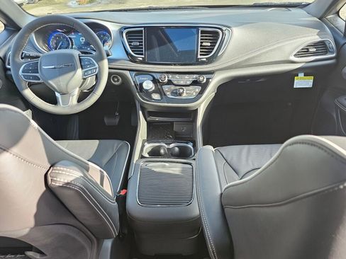 New 2026 Chrysler Pacifica Limited image 14