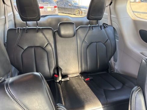 Used 2023 Chrysler Pacifica Touring-L image 11