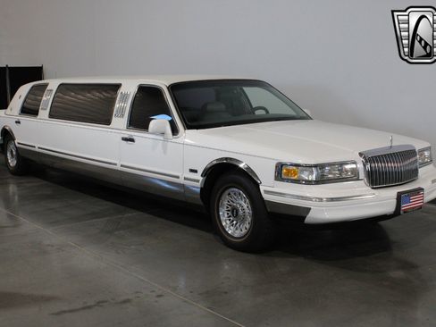 Used 1996 Lincoln Town Car Executive image 13