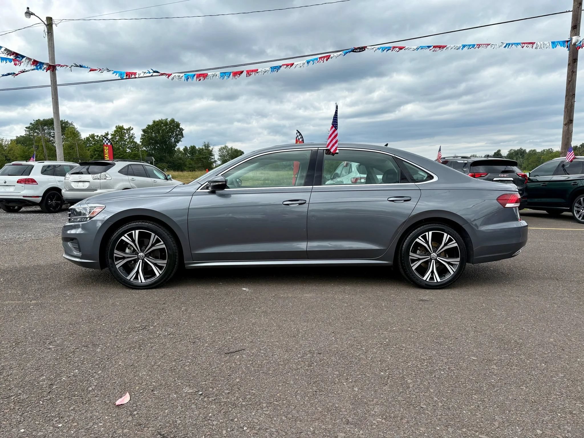Used 2021 Volkswagen Passat 2.0T SE FWD image 2