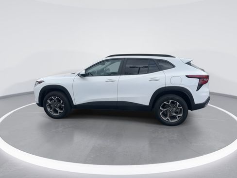 Used 2025 Chevrolet Trax LT FWD image 6