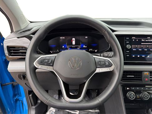 Used 2024 Volkswagen Taos SE image 18