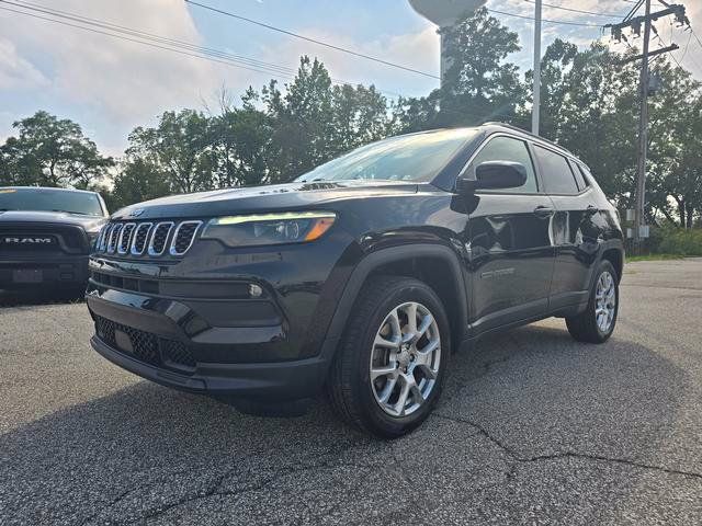 Used 2024 Jeep Compass Latitude w/ Sun and Sound Group AWD/4WD image 7