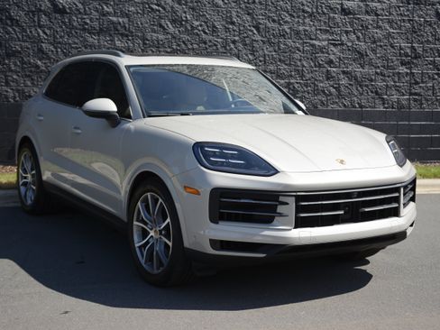 Certified 2026 Porsche Cayenne AWD/4WD image 9