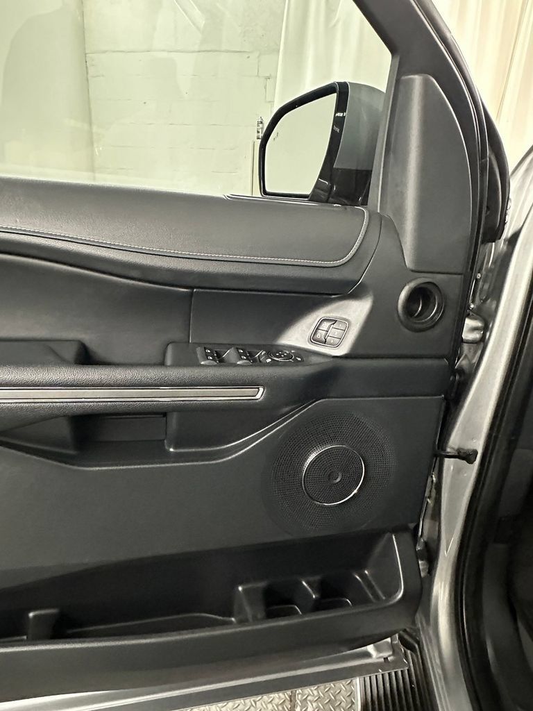 Used 2022 Ford Expedition XLT AWD/4WD image 9