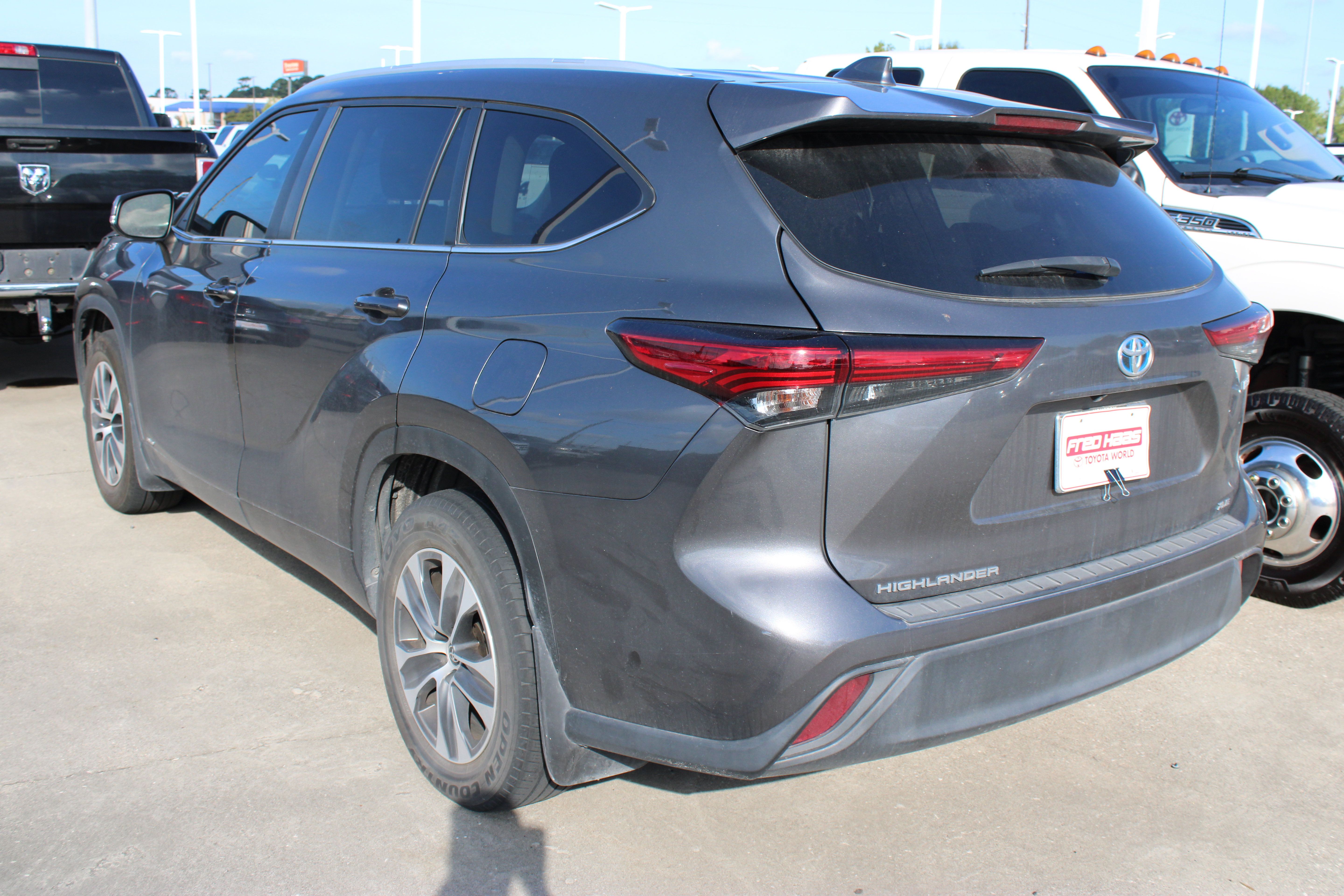Used 2023 Toyota Highlander XLE AWD/4WD image 5