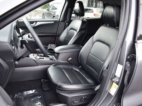 Used 2023 Ford Escape Platinum image 5