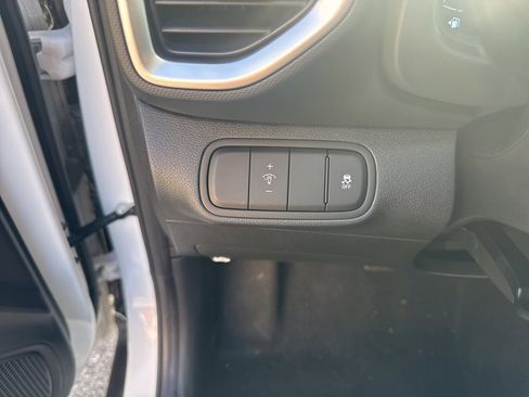 Used 2025 Hyundai Venue SEL image 31