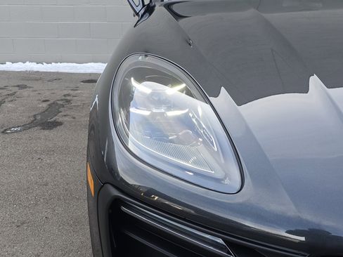 Certified 2025 Porsche Macan AWD/4WD image 11