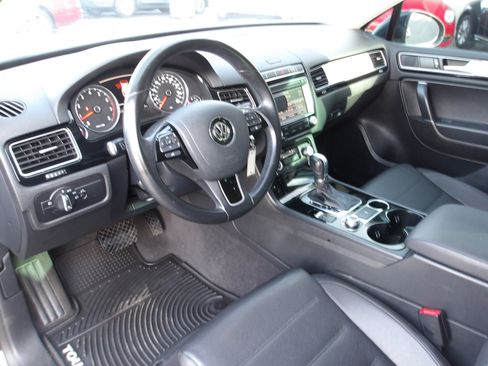 Used 2015 Volkswagen Touareg Sport image 9