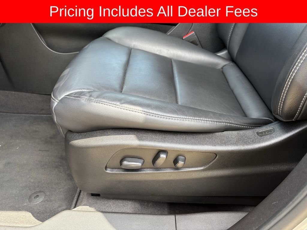 Used 2024 Cadillac XT4 Luxury w/ Cold Weather Package FWD image 28