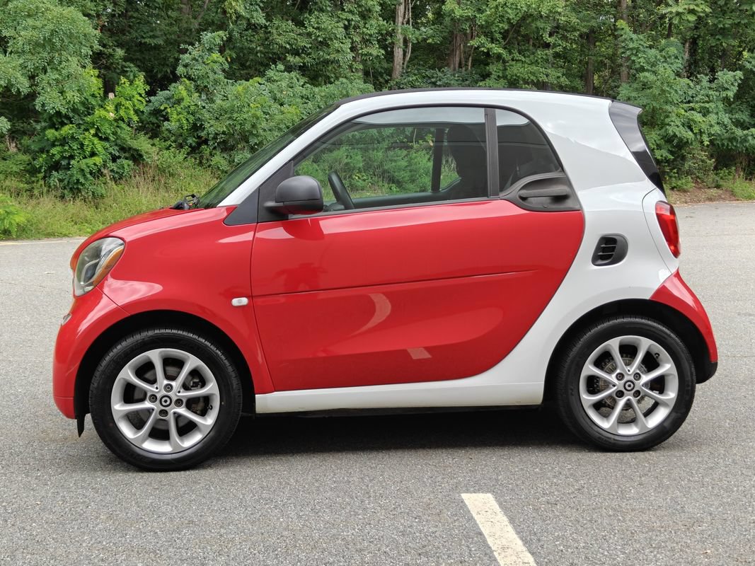 Used 2017 smart fortwo pure RWD image 6
