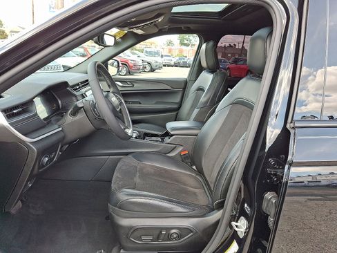 Used 2023 Jeep Grand Cherokee Altitude image 11