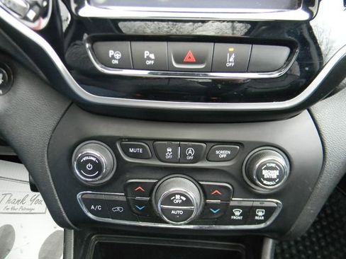Used 2019 Jeep Cherokee Limited w/ Luxury Group AWD/4WD image 16