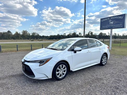Used 2021 Toyota Corolla LE image 2