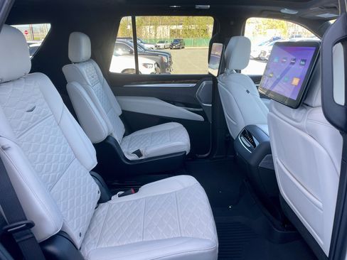 Used 2025 Cadillac Escalade Sport Platinum w/ LPO, ONYX Package AWD/4WD image 31