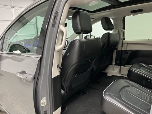 Used 2023 Chrysler Pacifica Limited FWD image 41