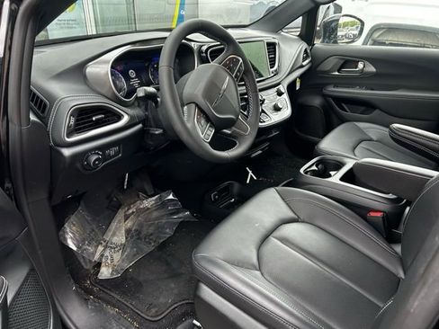 Used 2026 Chrysler Pacifica Select FWD image 7