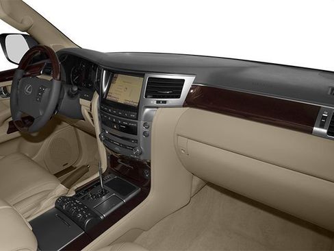 Used 2013 Lexus LX 570 4WD w/ Luxury Pkg w/Pre-crash image 18