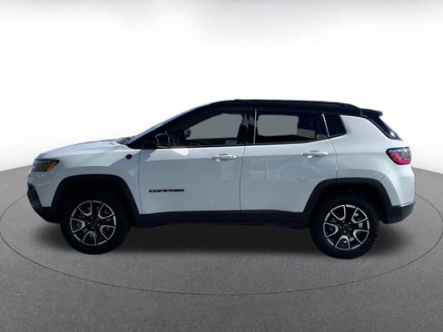 Used 2025 Jeep Compass Trailhawk image 9