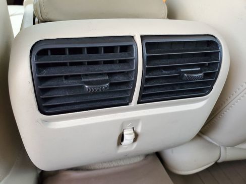 Used 2006 Lincoln Town Car Signature Limited image 28