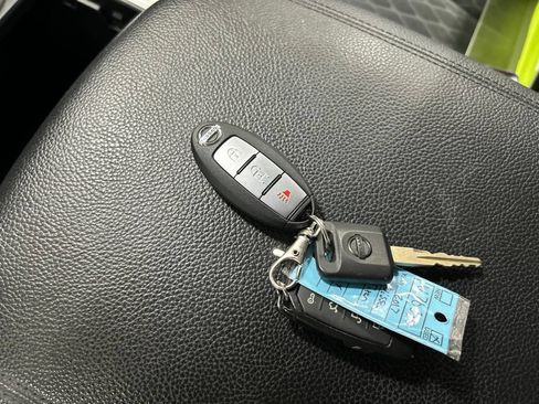 Used 2017 Nissan Titan SV AWD/4WD image 24